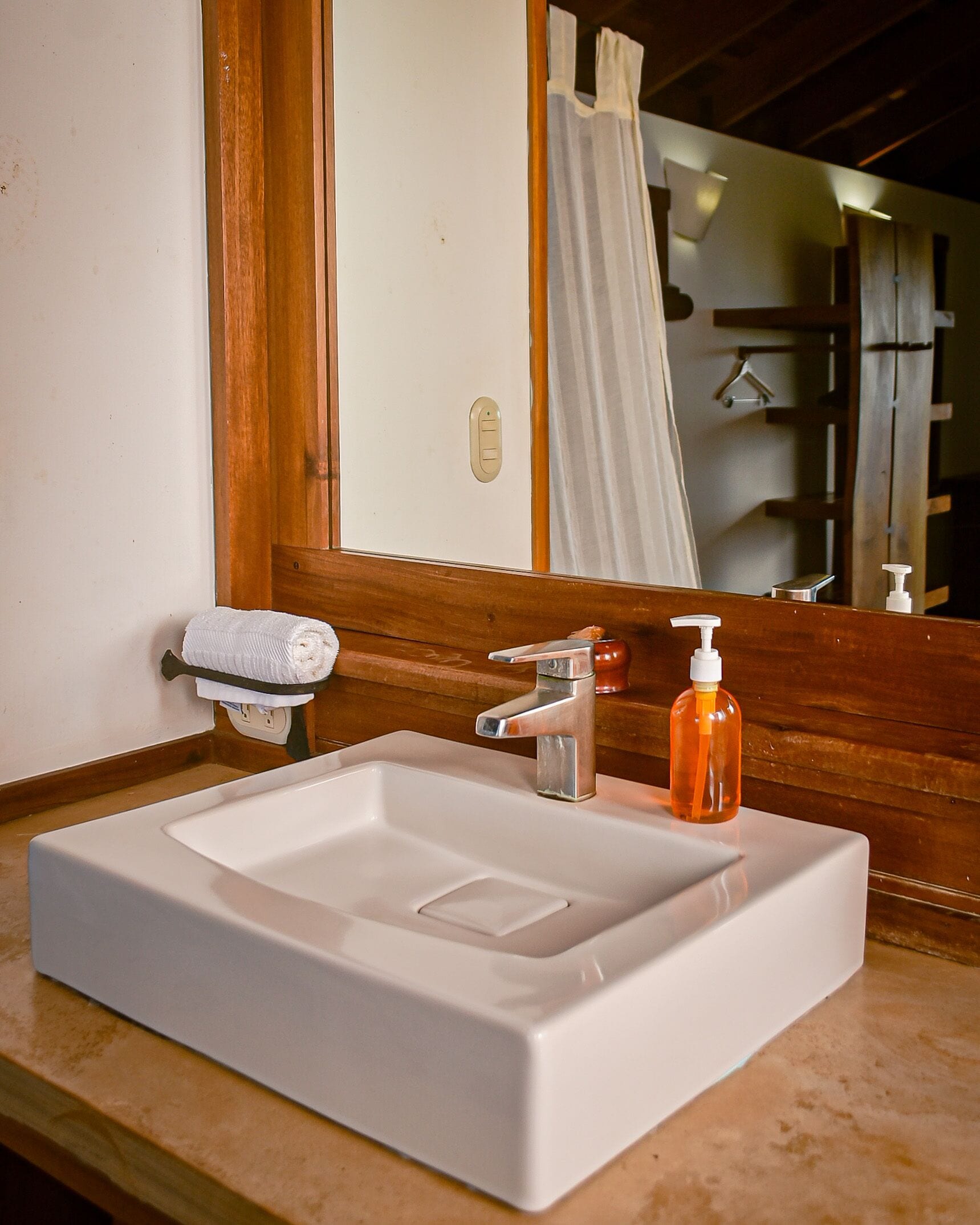 deluxe tree house (double room with mountain view) | bathroom | shower, towels