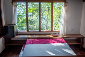 Deluxe Tree House (Double Room with Mountain View) | Peti besi dalam bilik, cadar katil