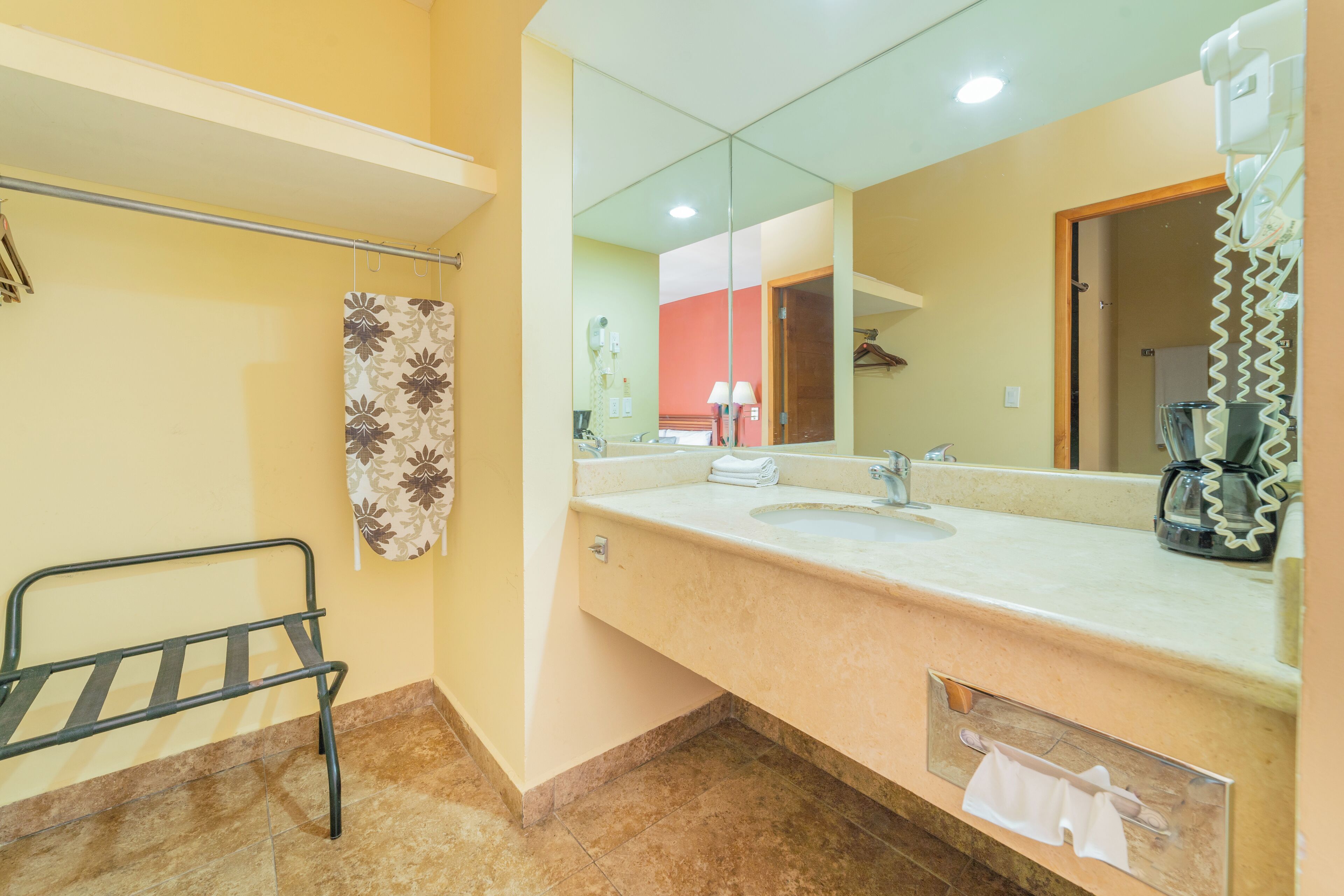estandar superior | bathroom | shower, free toiletries, hair dryer, towels
