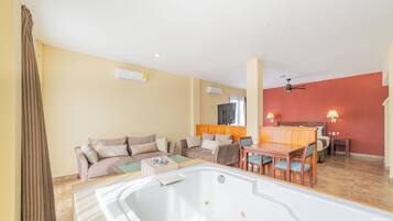 Master Suite Honeymoon | Coffres-forts dans les chambres, rideaux occultants