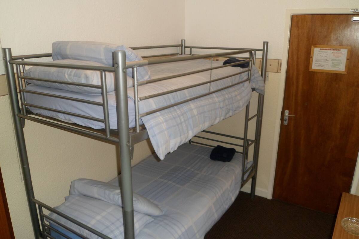 Basic-Dreibettzimmer, Gemeinschaftsbad | Bügeleisen/Bügelbrett, kostenlose Babybetten, kostenloses WLAN