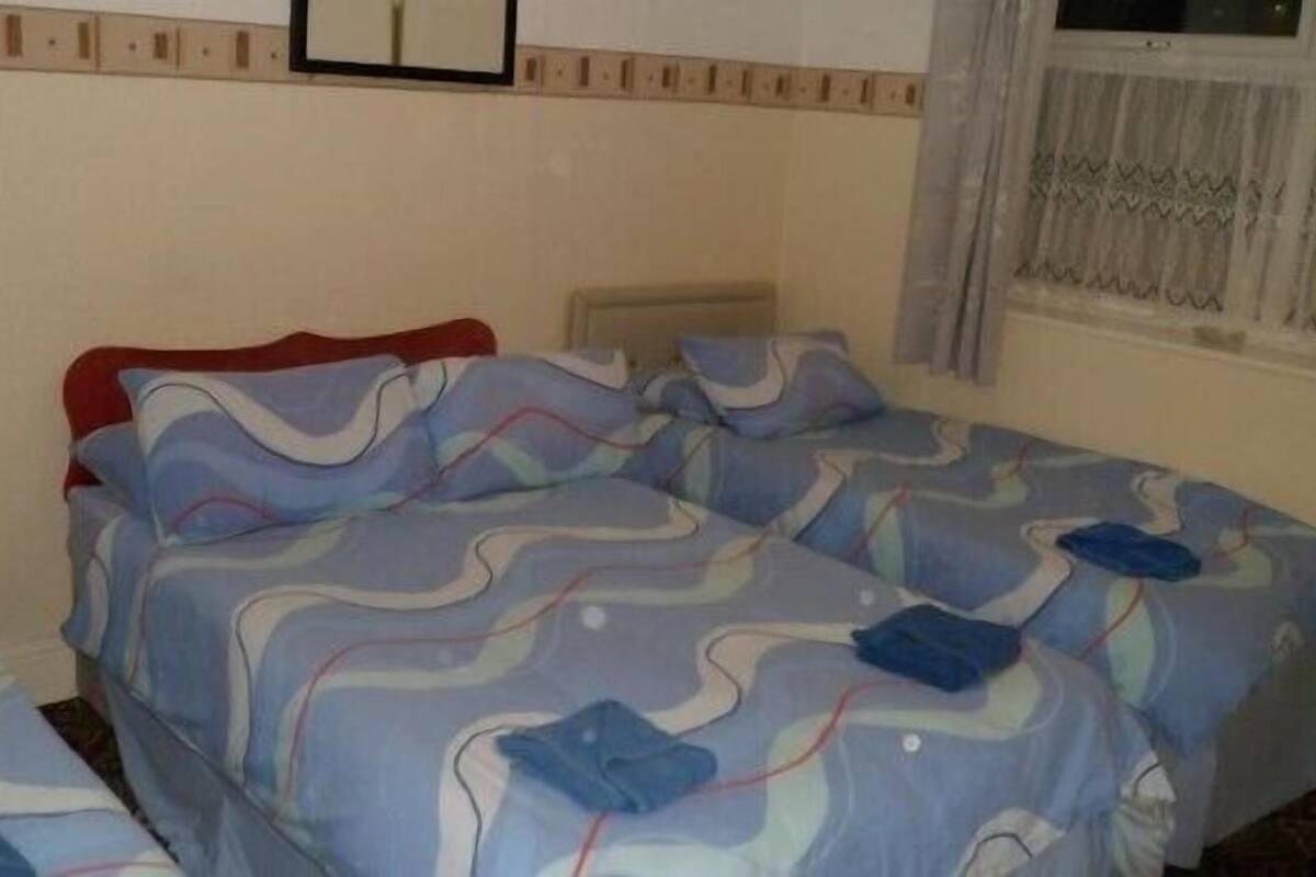 Standard-Vierbettzimmer, Gemeinschaftsbad | Bügeleisen/Bügelbrett, kostenlose Babybetten, kostenloses WLAN
