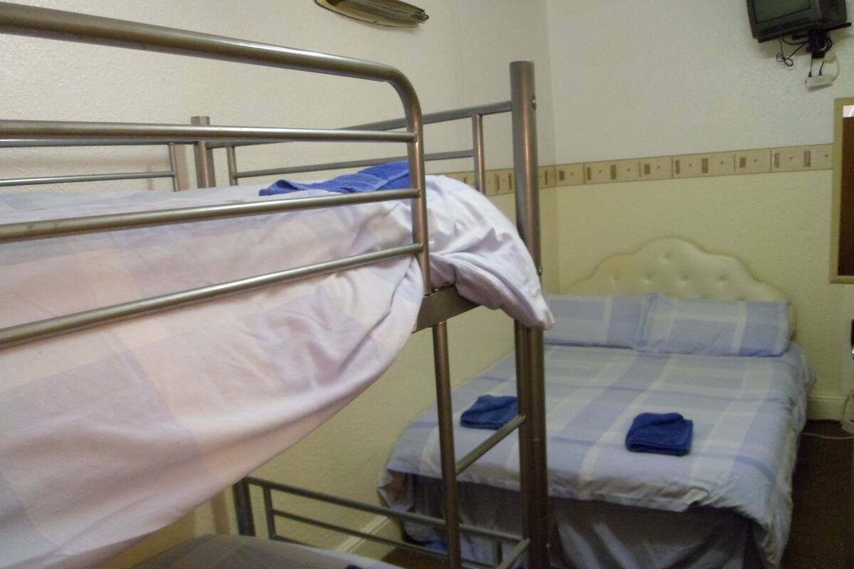 Economy-Vierbettzimmer, Gemeinschaftsbad | Bügeleisen/Bügelbrett, kostenlose Babybetten, kostenloses WLAN