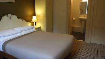 Escritorio, tabla de planchar con plancha y wifi