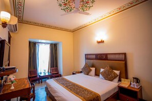 Quarto luxo | Frigobar, cofres nos quartos, escrivaninha