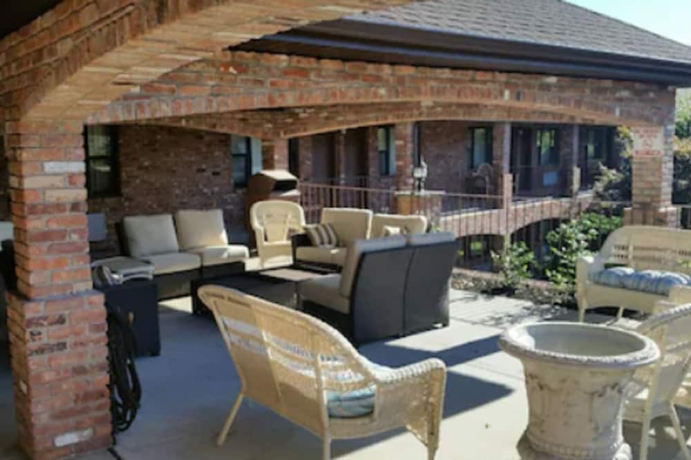 Chalet Inn & Suites Centerport
