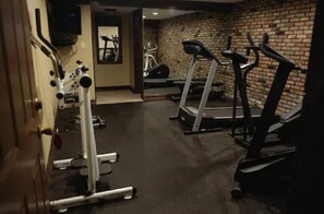 Ein Fitnessstudio mit Laufbändern, Ergometer und Krafttrainingsgeräten.