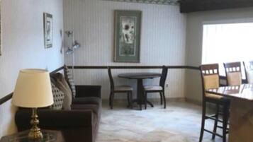 Suite familiar | Área de sala de estar | Televisión