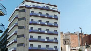 Vista frontal de la propiedad