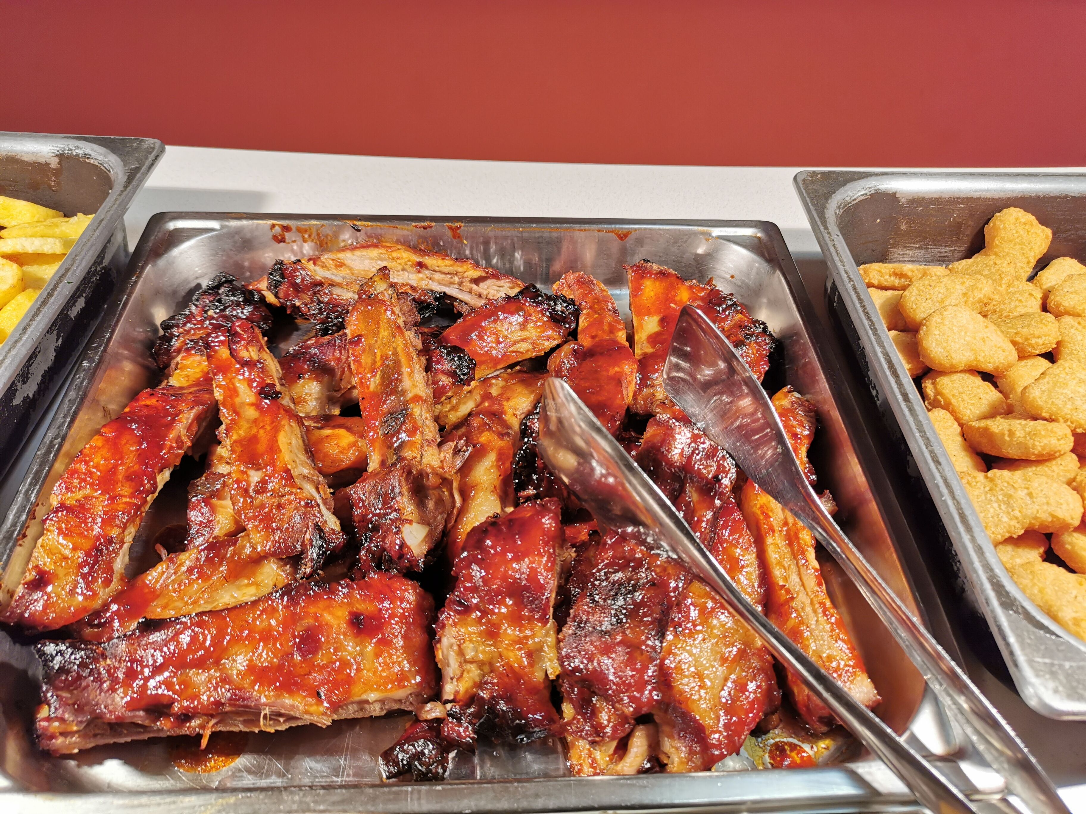 Ein Buffet mit Rippchen und frittierten Speisen.