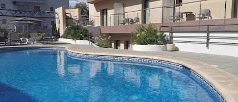 Outdoor pool, open 9 AM to 9 PM, pool loungers