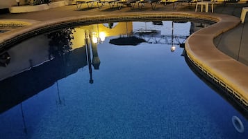 AuĂenpool, geöffnet von 09:00 Uhr bis 21:00 Uhr, LiegestĂŒhle