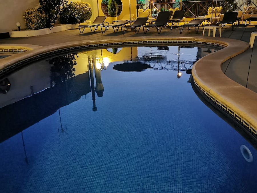 Piscina externa, funciona das 9h às 21h, espreguiçadeiras