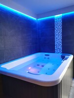 Un sauna, una bañera de hidromasaje, baño turco, baño turco/hammam