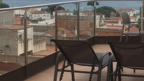 A balcony with two chairs overlooking a coastal cityscape. - Petit Palau - Adults Only (Blanes)