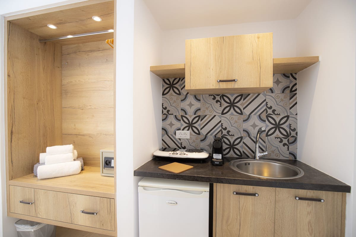 superior studio, 1 double bed, pool view | private kitchenette | fridge, coffee/tea maker, electric kettle