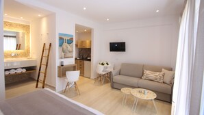 Ein modernes Wohnzimmer mit einer Couch, einem Couchtisch und einem an der Wand befestigten Fernseher.