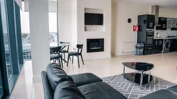 Standaard appartement, 2 slaapkamers | Woonruimte | Een 40-inch televisie met kabelzenders