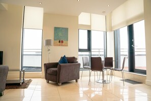 Departamento estándar, 2 habitaciones | Área de sala de estar | Televisión de 40 pulgadas con canales por cable 