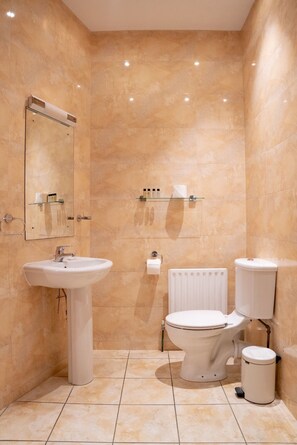 Departamento estándar, 2 habitaciones | Baño | Regadera, amenidades de baño gratuitas, secadora de cabello, toallas 