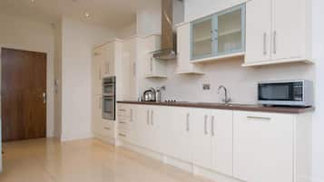 Apartemen Standar, 2 kamar tidur | Dapur pribadi | Lemari es besar, microwave, kompor, dan mesin pencuci piring