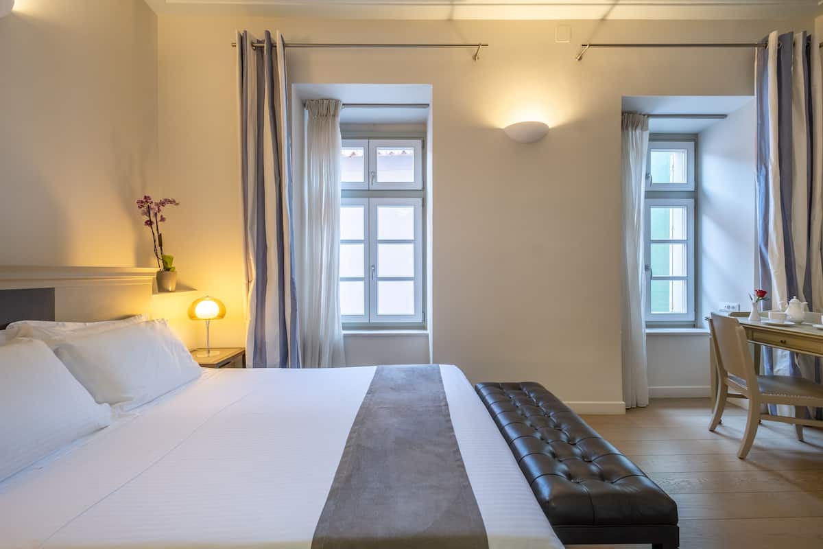 economy standard double or twin room | premium bedding, free minibar, in-room safe, laptop workspace