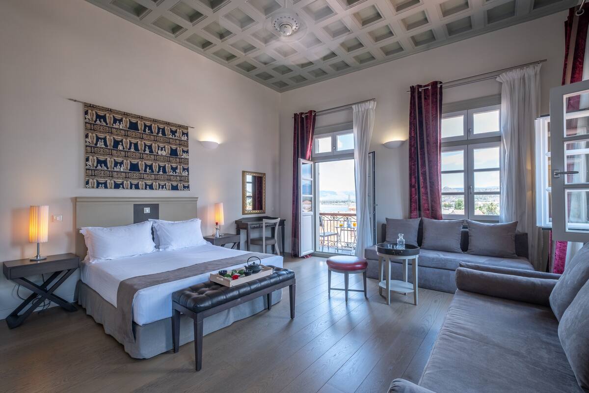 Executive Suite with Sea View | Bộ đồ giường cao cấp, minibar với thức uống miễn phí 