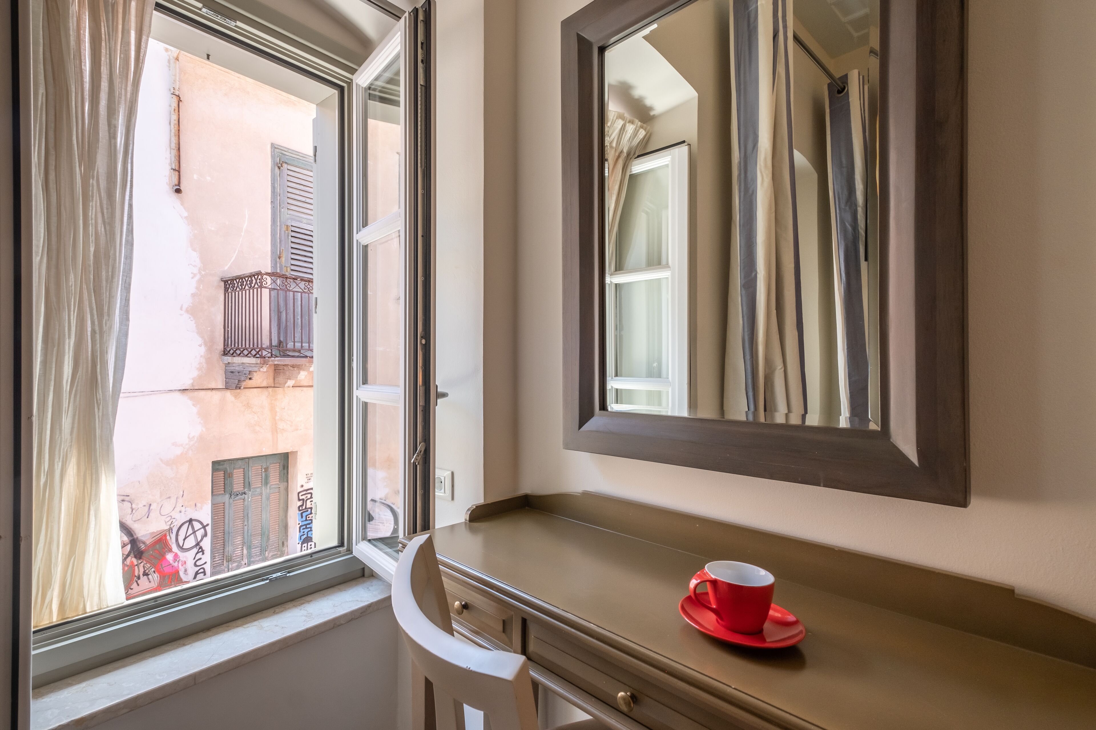 standard single room | premium bedding, free minibar, in-room safe, laptop workspace