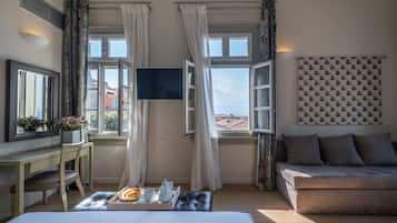 Junior Suite with Sea View | Literie de qualité, articles de minibar gratuits, coffre-fort