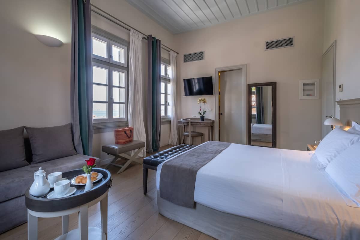 Prestige Triple Room | Premium bedding, free minibar, in-room safe, laptop workspace