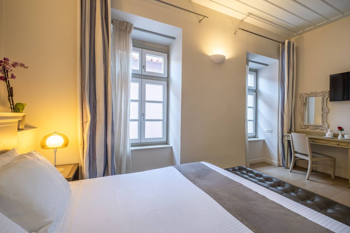 Phòng đôi hoặc 2 giường đơn Economy | Bộ đồ giường cao cấp, minibar với thức uống miễn phí 