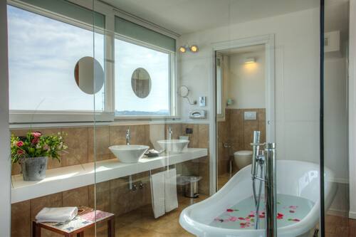 Exclusive Suite | Deep soaking bathtub