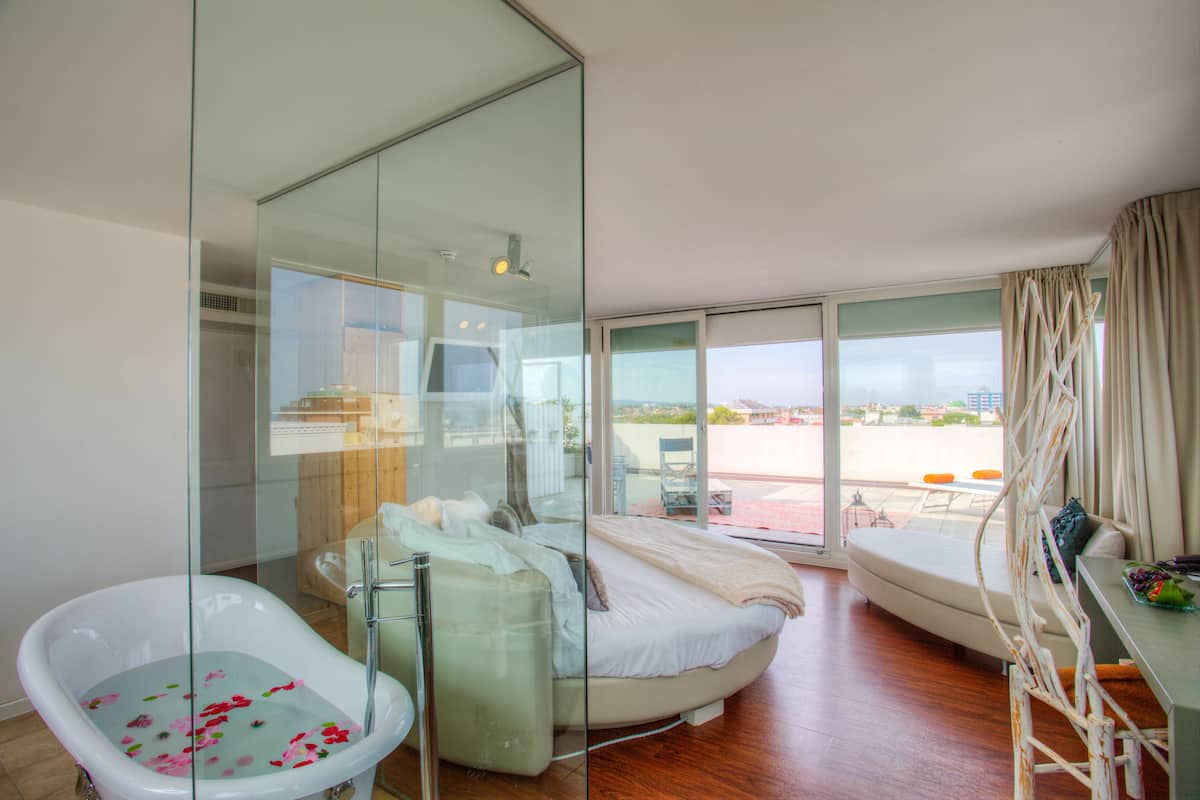 Exclusive Suite | Minibar (some free items), in-room safe, soundproofing, WiFi (free)