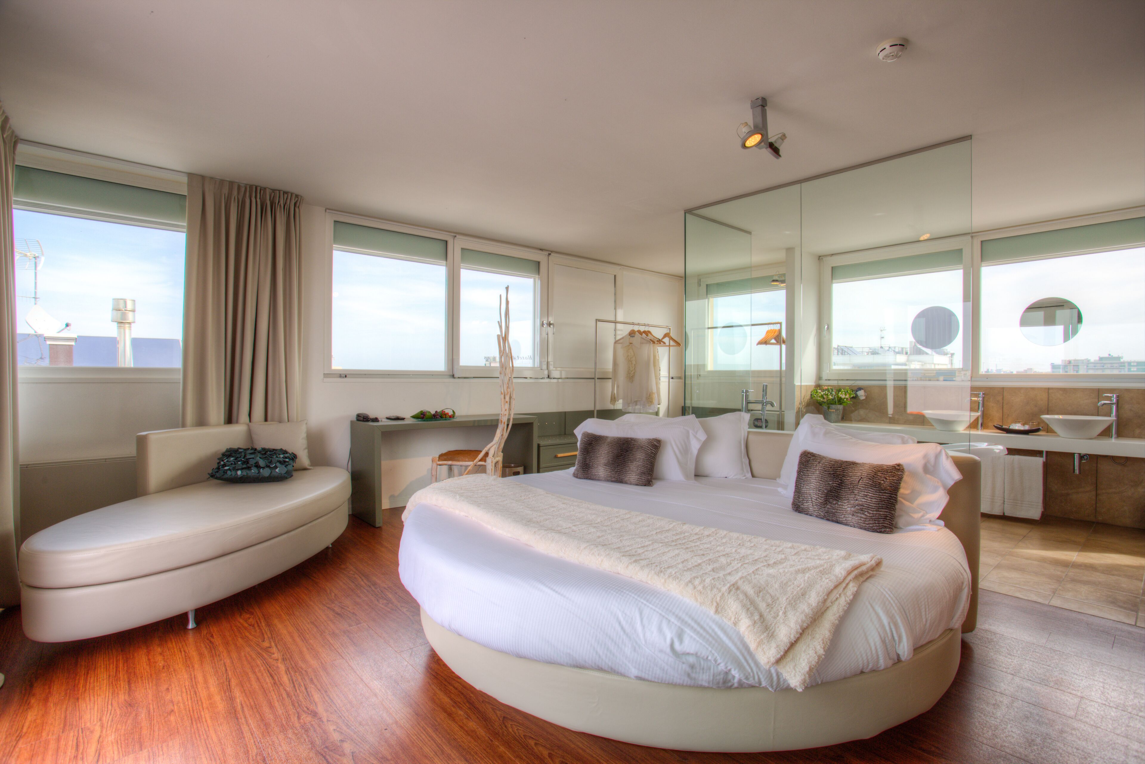 Suite exclusiva | Artículos del minibar gratis y caja de seguridad en la habitación 