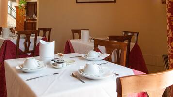 Desayuno buffet (EUR 8 por persona)