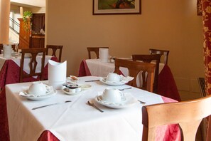 Päivittäinen buffetaamiainen (8 EUR per henkilö)