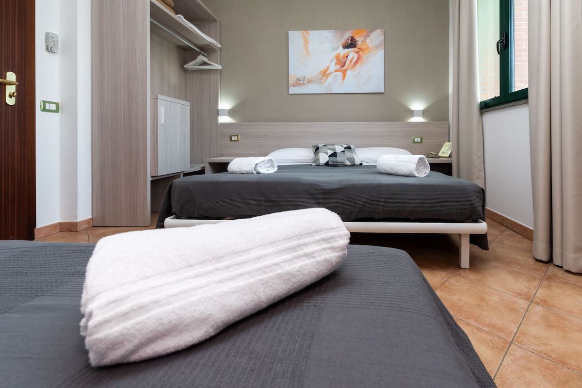 Triple Room | Desk, blackout curtains, free WiFi, bed sheets