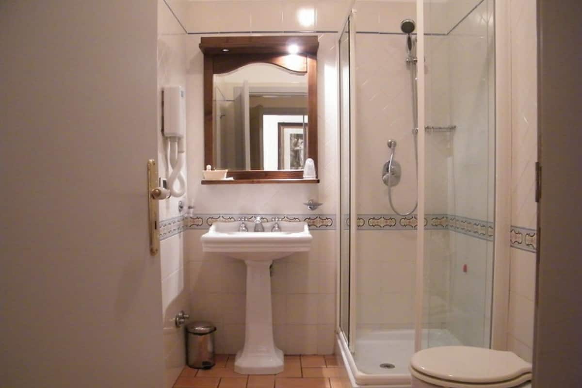 Doccia, set di cortesia gratuito, asciugacapelli, bidet