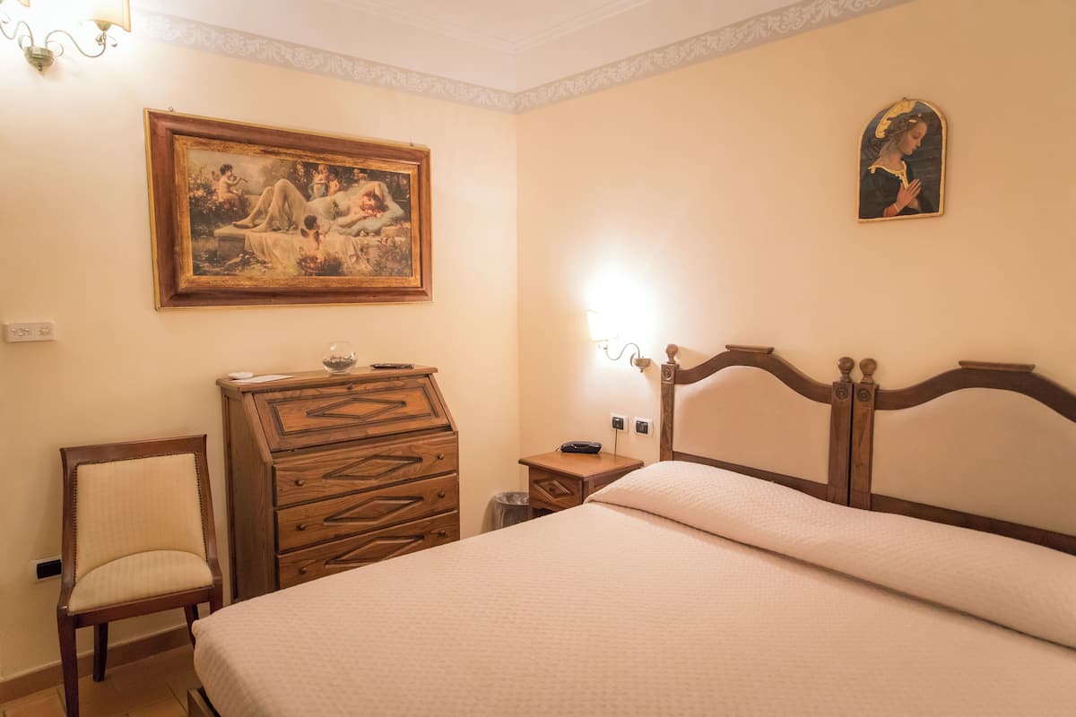 Camera con Balconcino vista Parco | Seprai Frette Italia, minibar, brankas, dan meja kerja