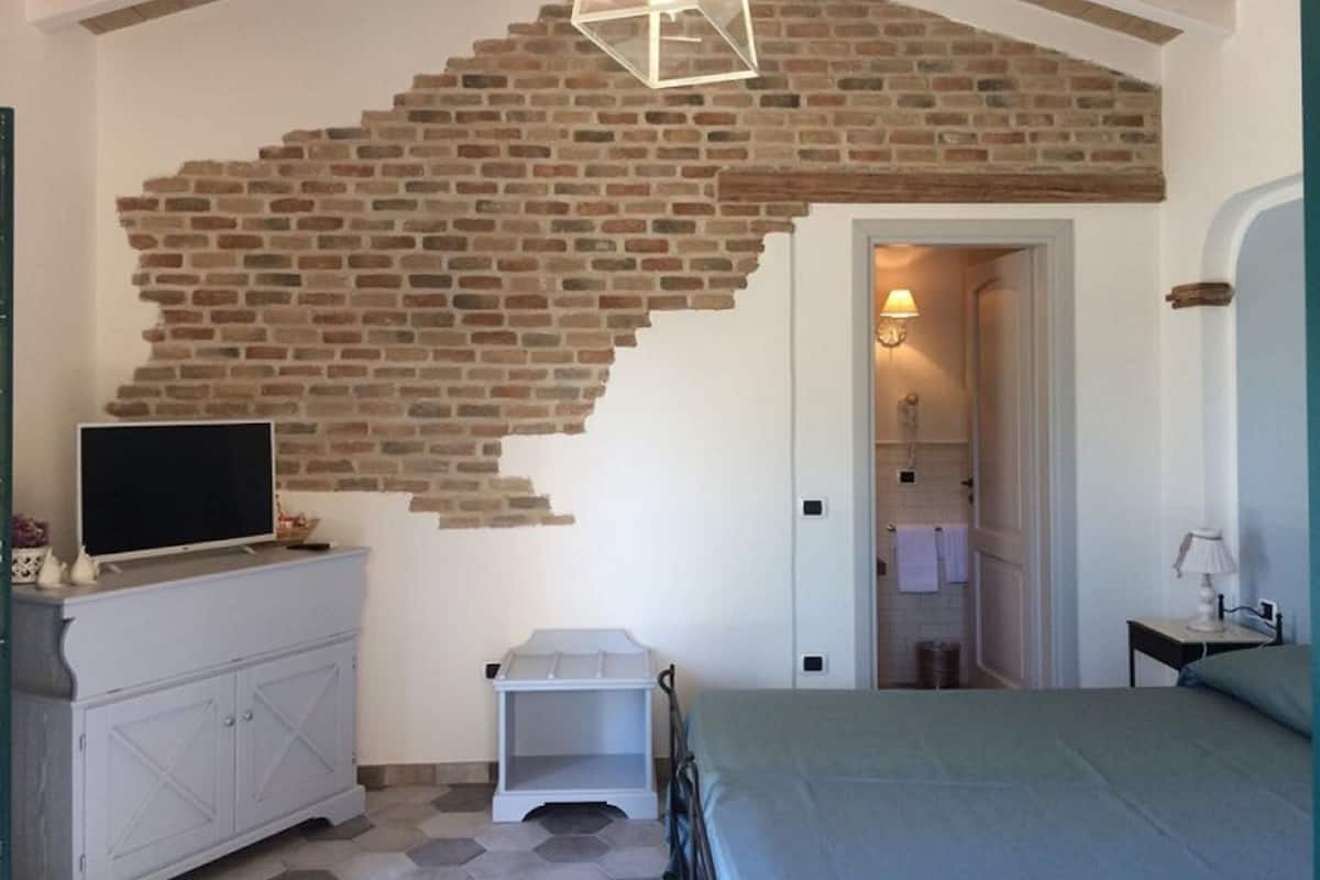 Kamar Double Deluks, pemandangan laut | Seprai Frette Italia, minibar, brankas, dan meja kerja