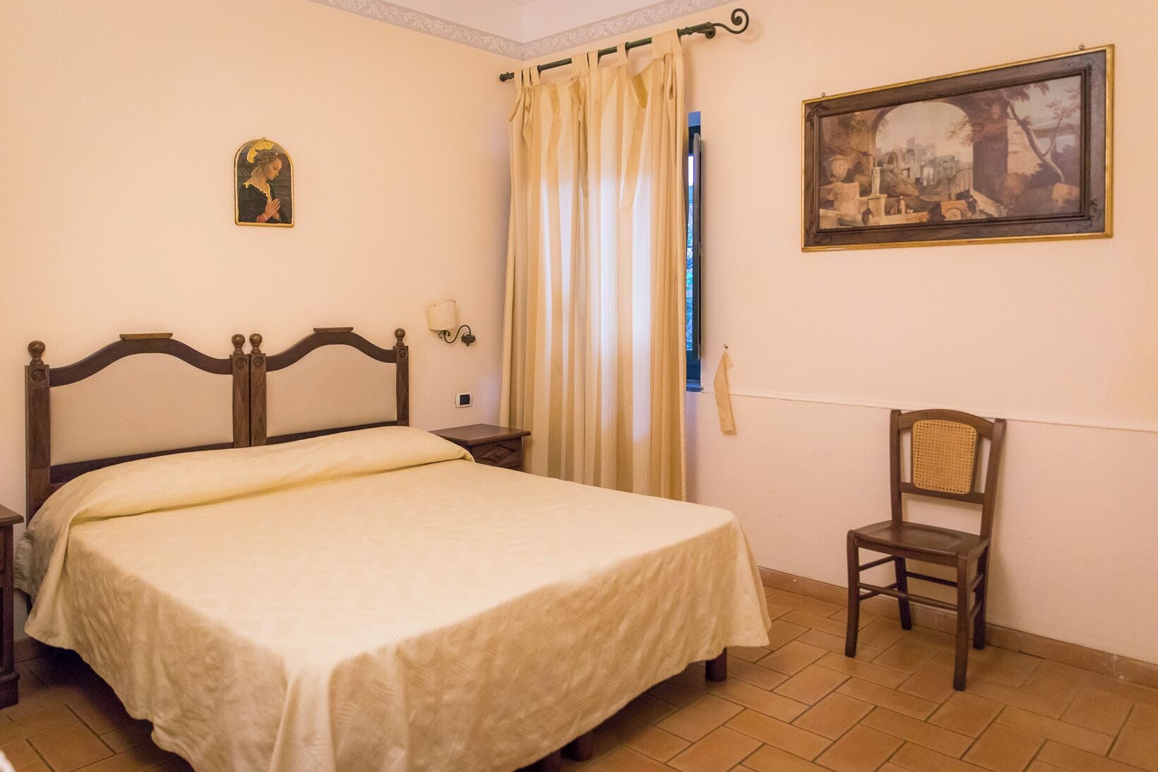 Sábanas italianas Frette, minibar y caja de seguridad en la habitación 