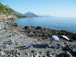 Plage privée, parasols, serviettes de plage