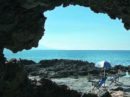 Private beach, beach umbrellas, beach towels. Hotel Villa delle Meraviglie