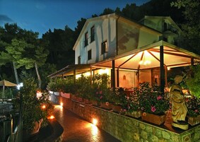 Fachada da propriedade à noite