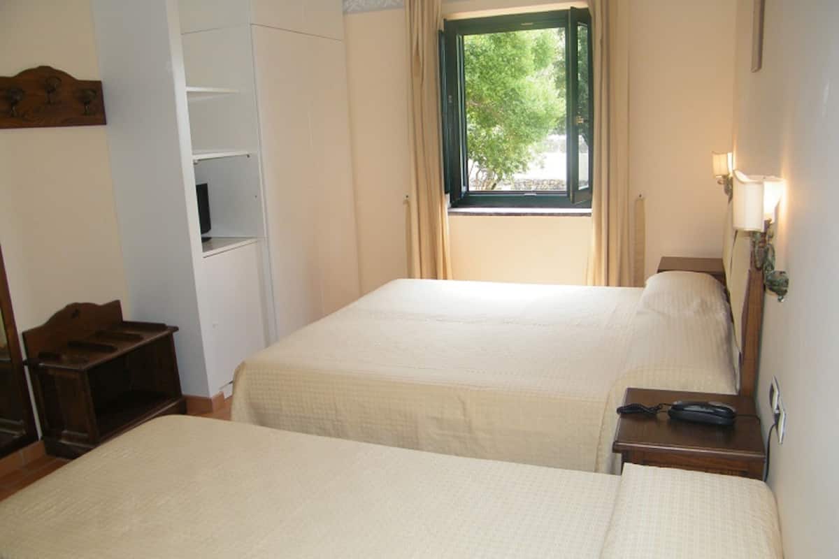 Kamar Triple Klasik, pemandangan taman | Seprai Frette Italia, minibar, brankas, dan meja kerja