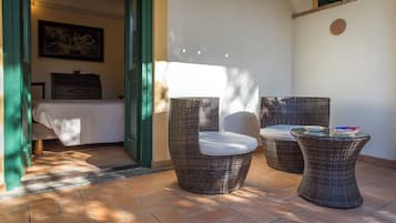 Superior-Doppelzimmer, Terrasse, Parkblick | Italienische Bettbezüge von Frette, Minibar, Zimmersafe, Schreibtisch