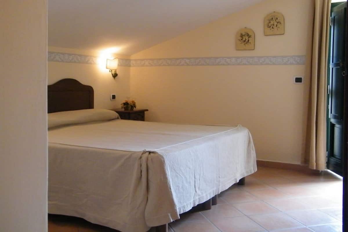 Kamar Standar | Seprai Frette Italia, minibar, brankas, dan meja kerja