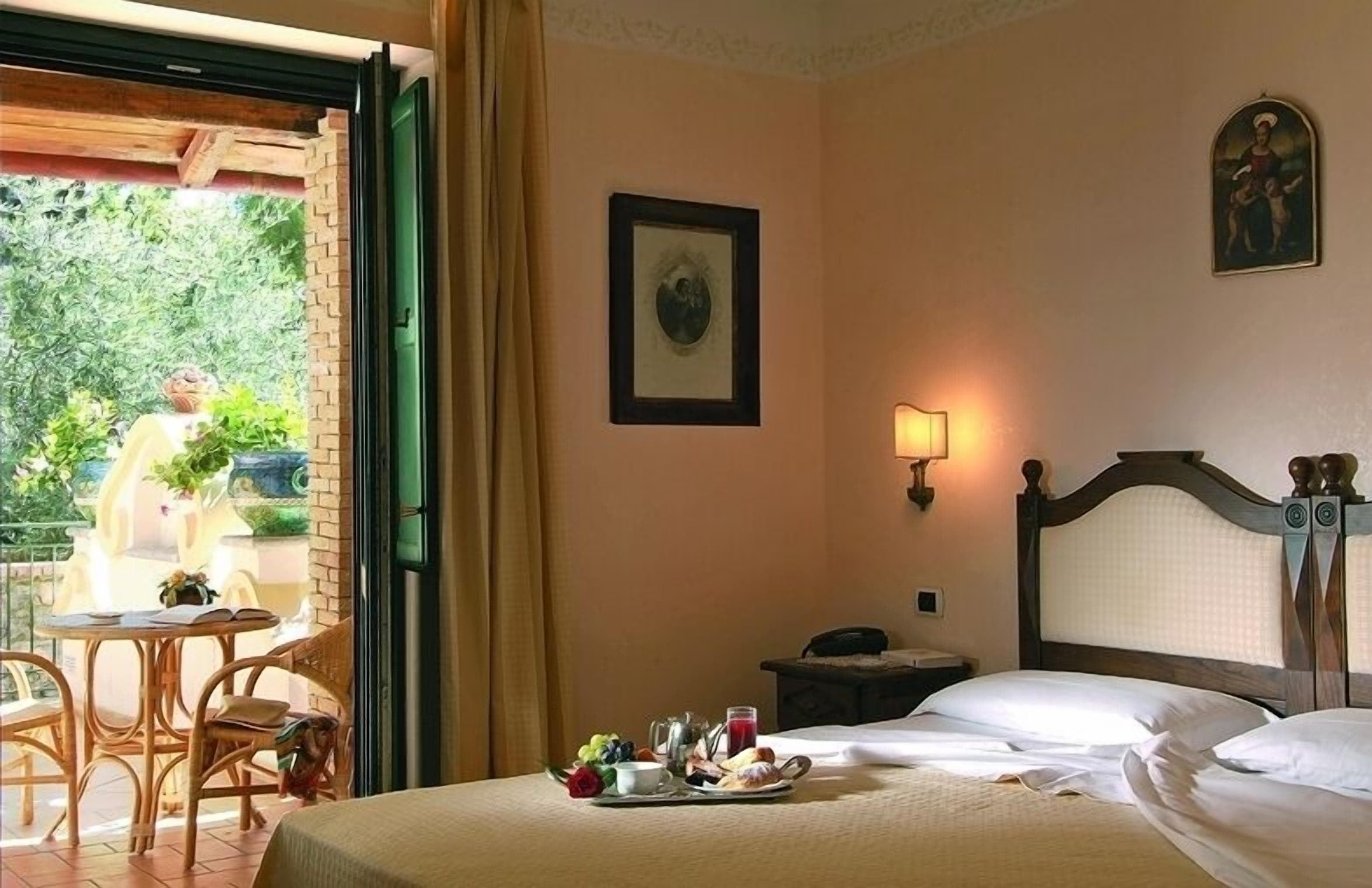 Sábanas italianas Frette, minibar y caja de seguridad en la habitación 