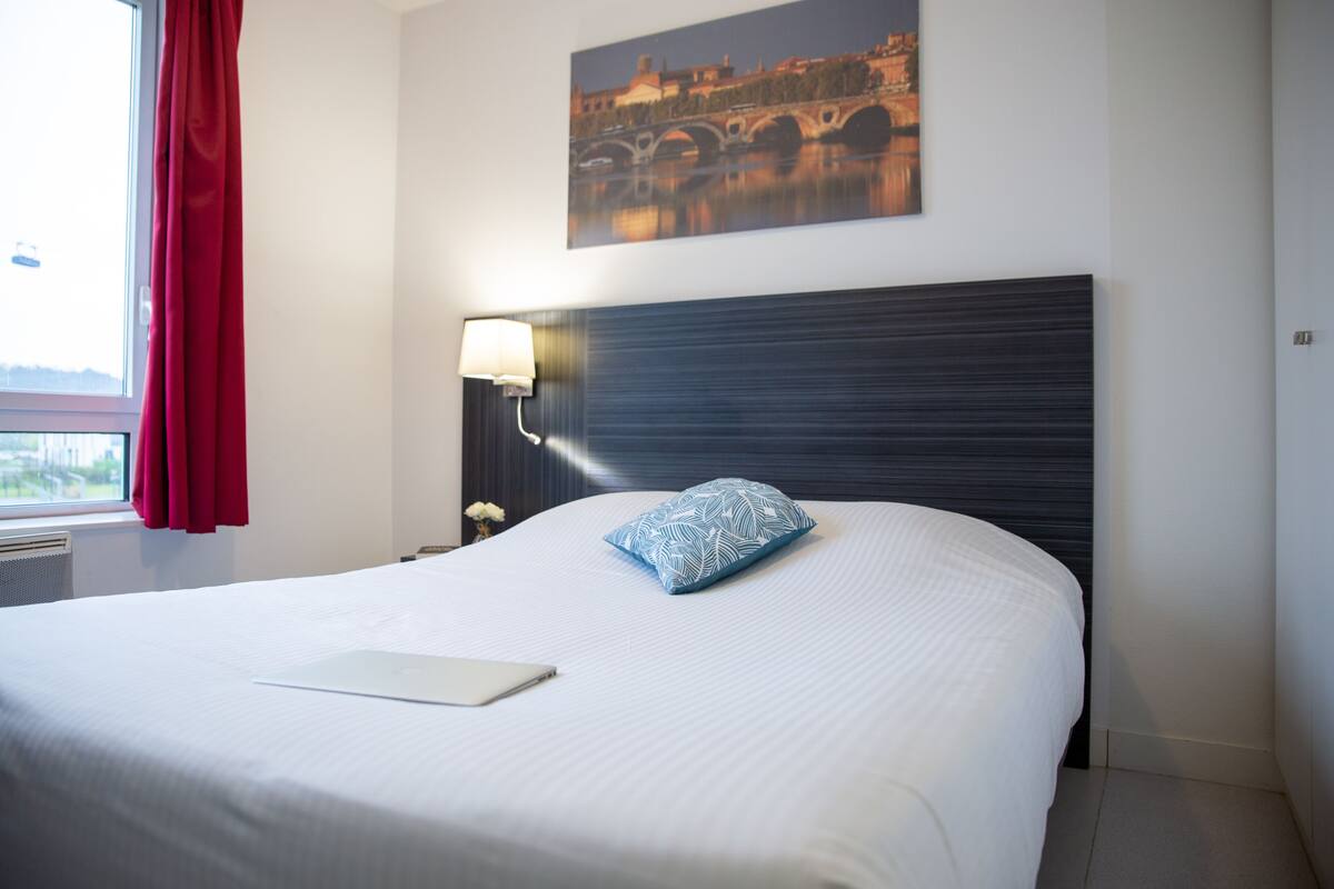 Premium bedding, soundproofing, free WiFi, bed sheets