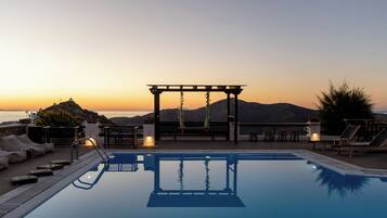 Sæsonbestemt udendørs pool, åben fra kl. 09.00 til kl. 22.00, parasoller